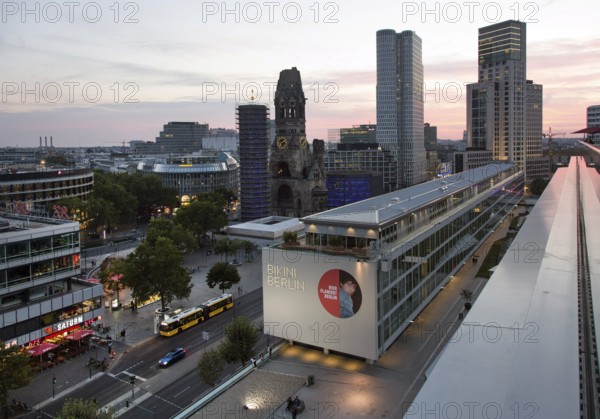 From the roof terrace of the 25hours Hotel, visitors have a panoramic view of Berlin's City West with the Bikini shopping mall, the Gedächtniskirche, the Waldorf Astoria Hotel and the Upper West Tower, 25/09/2016