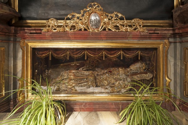 Richly beaded relic of the Mattyrian and St Felix in a reliquary, St Andreas, St Mang Church, 1697-1717, Stadtamhof, Regensburg, Upper Palatinate, Bavaria, Germany, Europe