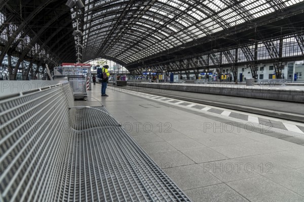 3-day strike by the railway union GDL, only very few local and long-distance trains run, empty Cologne Central Station, which is otherwise full of travellers and trains at rush hour, Cologne, North Rhine-Westphalia, Germany, Europe