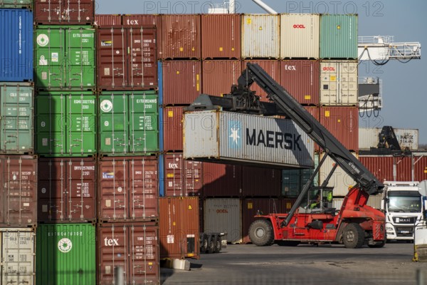 Port of Duisburg Ruhrort, DeCeTe, Duisburger Container-Terminal, container loading, loading and unloading, Duisport, Duisburger Hafen AG, Duisburg, North Rhine-Westphalia, Germany, Europe