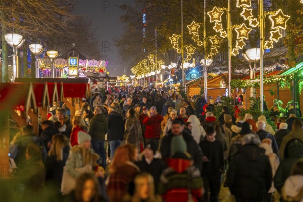 Christmas market on Königsstraße in the city centre of Duisburg, pre-Christmas season, Christmas lights, Christmas market stalls, crowds, North Rhine-Westphalia, Germany, Europe