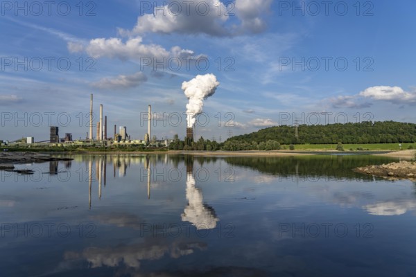 Industrial backdrop of the ThyssenKrupp Steel steelworks in Bruckhausen, on the Rhine, Schwelgern coking plant, discharge cloud, bay in the Rhine near Duisburg Bärl, Duisburg, North Rhine-Westphalia, Germany, Europe