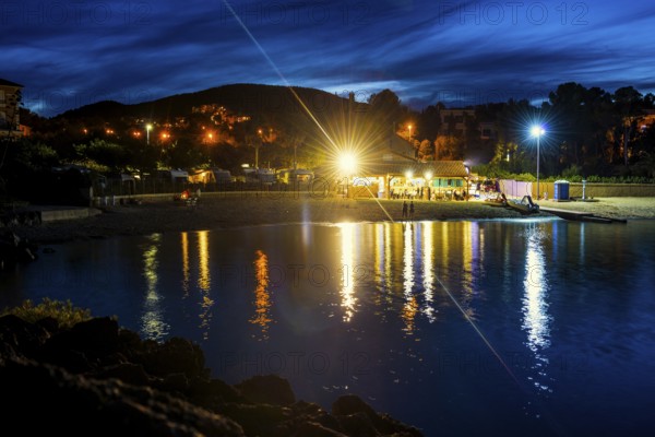 Beach bar, Cap du Dramont, blue hour, Massif de l'Esterel, Esterel Mountains, Département Var, Région Provence-Alpes-Côte d'Azur, France, Europe