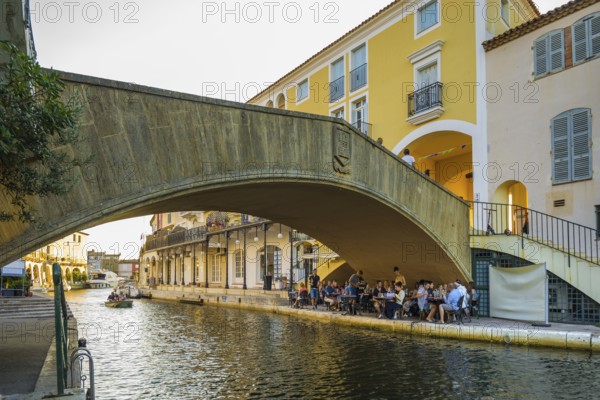 Restaurant under a bridge, Port Grimaud, Bay of St. Tropez, Département Var, Cote d'Azur, Provence-Alpes-Côte d'Azur, South of France, France, Europe