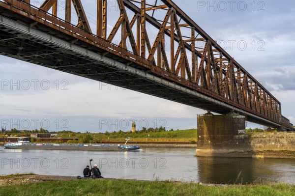 The railway bridge Duisburg-Hochfeld-Rheinhausen, over the Rhine, regional trains and many goods trains cross the Rhine here, from 1950, steel truss bridge, Duisburg, North Rhine-Westphalia, Germany, Europe