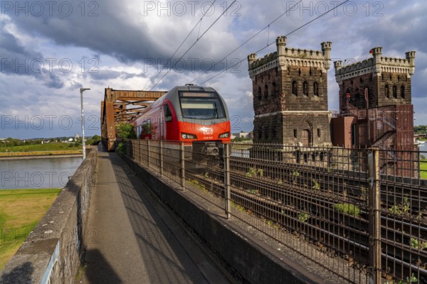 The railway bridge Duisburg-Hochfeld-Rheinhausen, over the Rhine, regional trains and many goods trains cross the Rhine here, from 1950, steel truss bridge, Duisburg, North Rhine-Westphalia, Germany, Europe