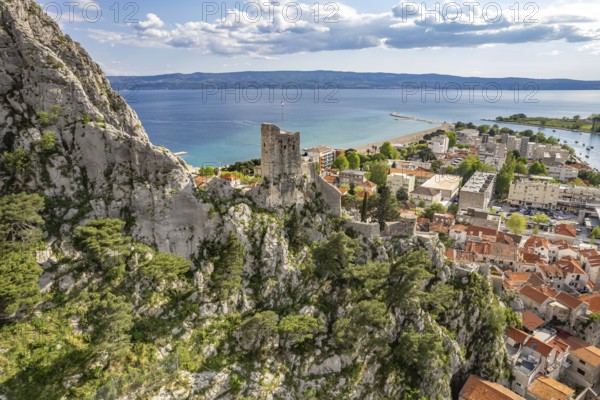 The old town centre of Omis with the ruins of the Mirabella or Peovica fortress seen from above, Croatia, Europe