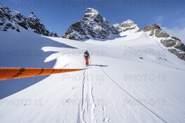 Ski tourer with rope, rope team on the Vadret da Porchabella glacier on the ascent to the summit of Piz Kesch, mountain landscape in winter, alpine tour, ski tour Bündner Haute Route, Albula Alps, Rhaetian Alps, Grisons, Eastern Switzerland, Switzerland, Europe