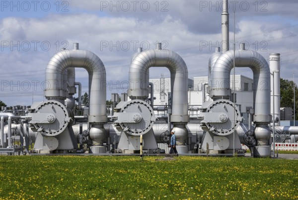 Werne, North Rhine-Westphalia, Germany, compressor station for natural gas and, in future, hydrogen. Open Grid Europe will use its H2 training line to train engineers and tradespeople to become experts in handling hydrogen in the long-distance gas grid. The OGE compressor station in Werne is the central hub in the German natural gas grid. At around 25 billion cubic metres per year, around a quarter of the natural gas consumed in Germany flows through the Werne compressor station. The natural gas flows into the station from northern Germany, the North Sea and the Netherlands via five large entry pipelines. After the gas has been purified, it is compressed by eleven compressors driven by gas turbines with a total drive power of approx. 160, 000 kW. With outlet pressures of up to 100 bar, the gas flows leave the station via eight outlet pipes and are distributed throughout Germany in all directions, Europe