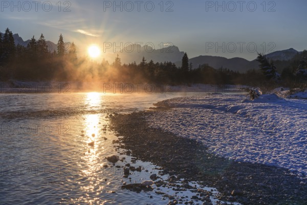 Snow-covered riverbed, river, winter, sunbeams, backlight, Isar, Wetterstein mountains in the background, Bavaria, Germany, Europe