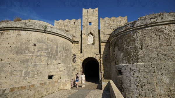 Emery d 'Amboise Tor, Rhodes city wall, Medieval castle with massive stone gate and round towers, under blue sky, visitors in the foreground, Rhodes old town, Rhodes city, Rhodes, Dodecanese, Greek Islands, Greece, Europe