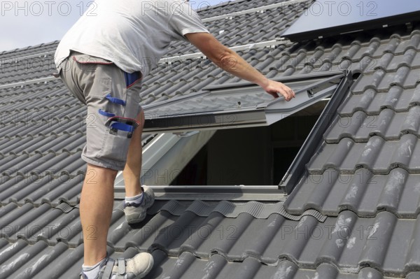 Installation and assembly of new roof windows as part of a roof covering