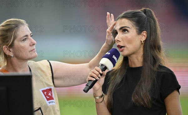 Make-up artist fixes the hair of TV presenter Lea Wagner, in an interview, microphone, mike, logo, SWR, portrait, Voith Arena, Heidenheim, Baden-Württemberg, Germany, Europe