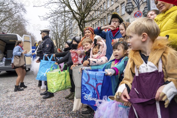 Rose Monday parade in Düsseldorf, spectators, especially children, collecting carnival sweets, at the street carnival, North Rhine-Westphalia, Germany, Europe