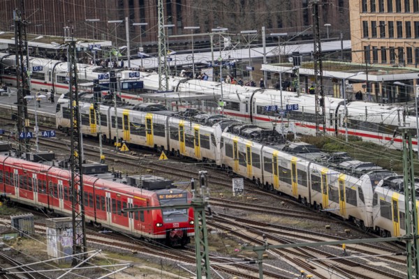 Railway station, Cologne Messe/Deutz, platforms, railway tracks Cologne, North Rhine-Westphalia, Germany, Europe