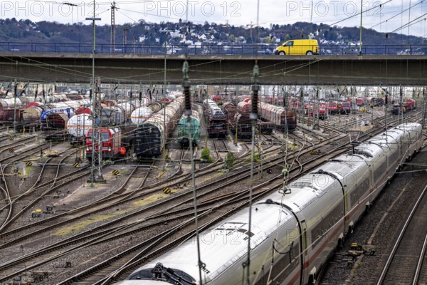 ICE train at Hagen-Vorhalle marshalling yard, one of the 9 largest in Germany, located on the Wuppertal-Dortmund railway line and with 40 directional tracks on which goods trains are assembled, North Rhine-Westphalia, Germany, Europe