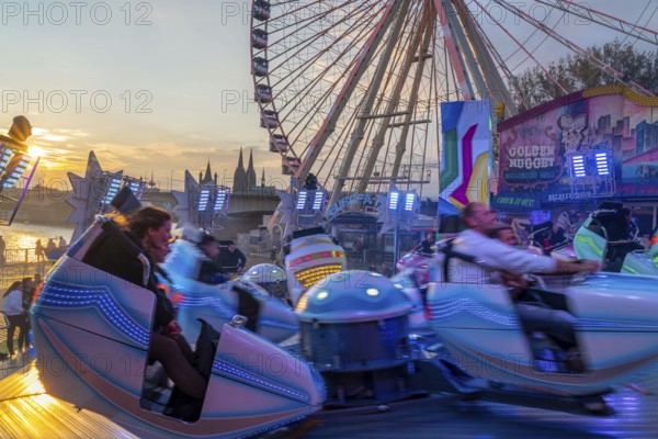 Deutz funfair on the Rhine, at Easter, funfair, break-dancer ride, Ferris wheel, Cologne Cathedral, Cologne, North Rhine-Westphalia, Germany, Europe