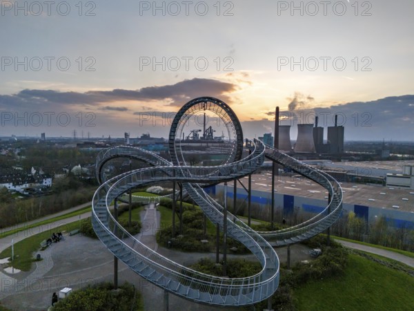 Hüttenwerke Krupp-Mannesmann, HKM in Duisburg-Hüttenheim, coking plant and 2 blast furnaces, sintering plant and power station, Tiger & Turtle landmark, Magic Mountain, walk-in sculpture in the form of a roller coaster on the Heinrich-Hildebrand-Höhe slag heap, North Rhine-Westphalia, Germany, Europe