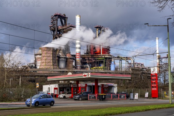 Duisburg-Bruckhausen steel site, ThyssenKrupp Steel, blast furnaces 8 and 9, on Kaiser-Wilhelm-Straße, petrol station, North Rhine-Westphalia, Germany, Europe