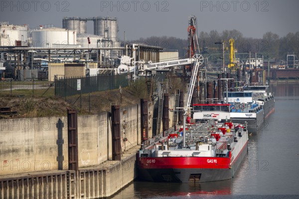 Duisport, Ruhrort harbour, oil island, TanQuid tank farm, for mineral oil products, chemical products, petrochemical products, liquefied gas, cargo ships, tanker, Duisburg, North Rhine-Westphalia, Germany, Europe