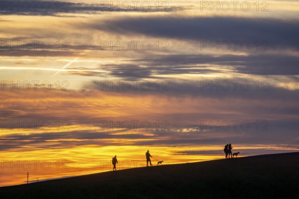 Red evening sky, sunset, view from the Mottbruch Halde in Gladbeck, to the west, walkers with dogs, North Rhine-Westphalia, Germany, Europe