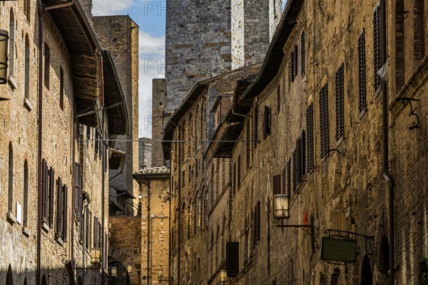Medieval alley, old town, architecture, building, San Gimignano, Tuscany, Italy, Europe