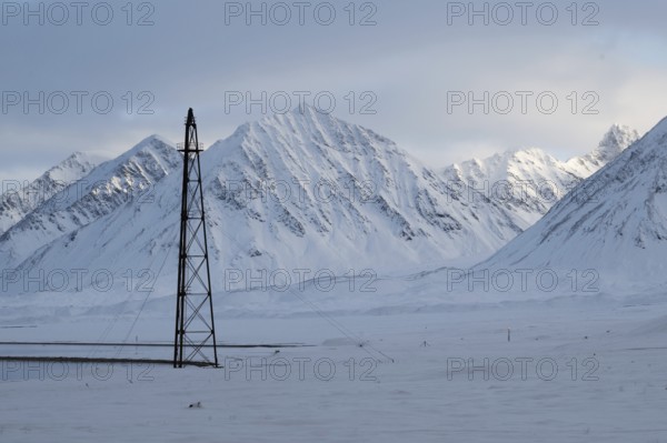 Old airship mast for anchoring Umberto Nobile's airship Norge, Roald Amundsen's North Pole expedition, wintry mountain landscape Ny-Ålesund, Spitsbergen Island, Svalbard and Jan Mayen archipelago, Norway, Europe