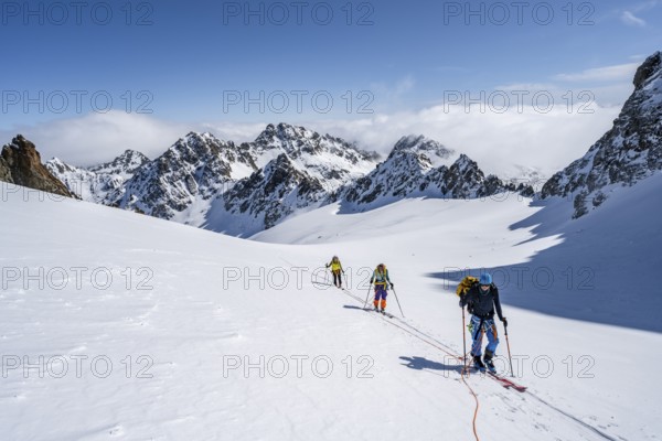 Ski tourer with rope, rope team on the Vadret da Porchabella glacier on the ascent to the summit of Piz Kesch, mountain landscape in winter, alpine tour, ski tour Bündner Haute Route, Albula Alps, Rhaetian Alps, Grisons, Eastern Switzerland, Switzerland, Europe