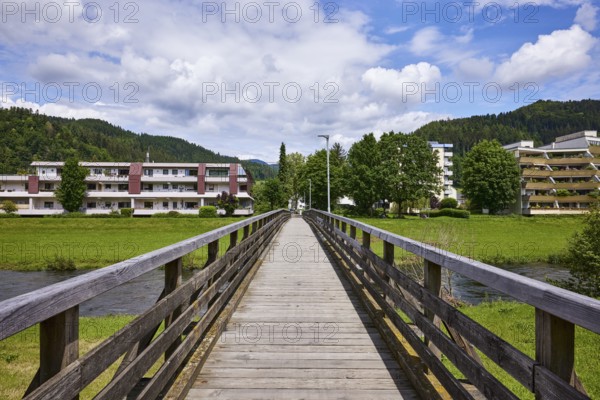 River Kinzig, pedestrian bridge, wooden bridge, hilly landscape with coniferous forest, residential building, Hegerfeldstraße, Hausach, Black Forest, Ortenaukreis, Baden-Württemberg, Germany, Europe