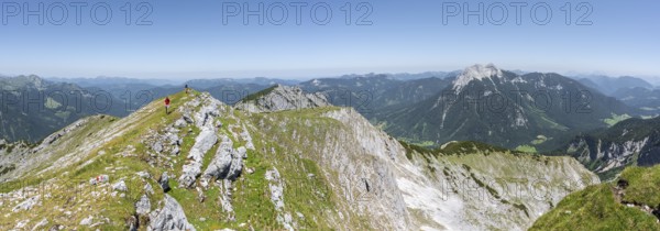 Mountaineer on the summit ridge of the Unnütz, behind the summit of the Seekarspitze, Unnütz crossing, Brandenberg Alps, Tyrol, Austria, Europe