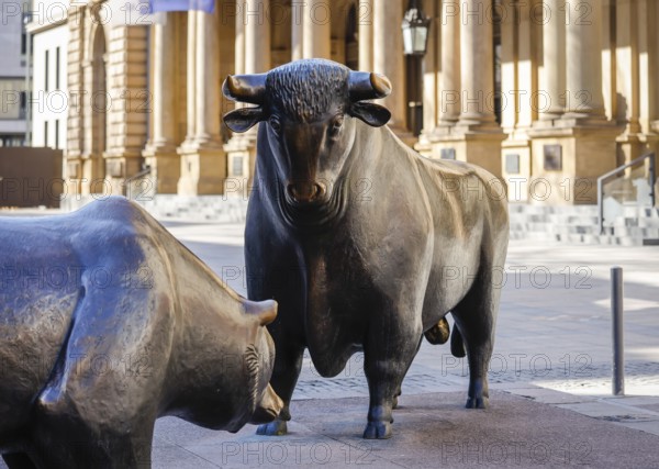 Bull and bear on the stock exchange square in front of the stock exchange, Frankfurt am Main, Hesse, Germany, Europe