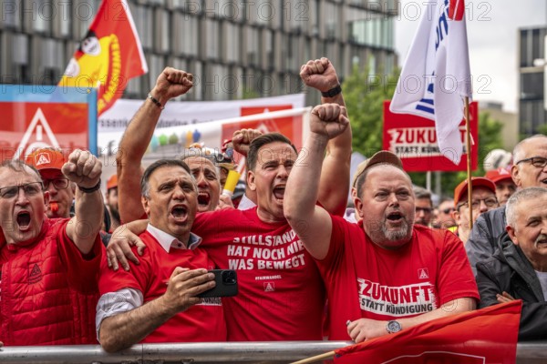 Demonstration by many thousands of steelworkers in front of the ThyssenKrupp headquarters in Essen against massive job cuts following the involvement of a foreign investor in the company, massive criticism of Group CEO Miguel López, North Rhine-Westphalia, Germany, Europe