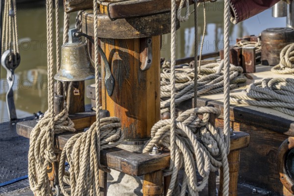 Sailboat, rigging, ropes, ropes, ropes, knots, wooden boat, sailor's knots, order, disorder, maritime, in Bremerhaven Bremen, Germany, Europe