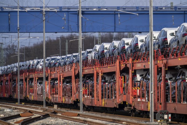 Car train, goods train on its way to the car terminal in Bremerhaven seaport, new German cars for export overseas, Bremerhaven, Bremen, Germany, Europe