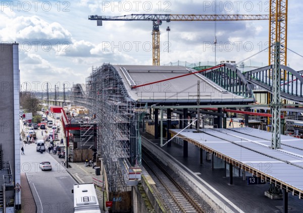 Modernisation of Duisburg Central Station, the platforms of the 13 tracks are being renewed, the old flat roofs are being replaced by corrugated steel and glass roofs, east entrance, the conversion is taking place during ongoing operations, one platform is always closed, the conversion measure should be completed by 2028, Duisburg North Rhine-Westphalia, Germany, Europe