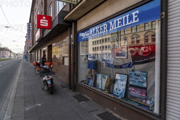 The Schalker Meile, mile of tradition, Kurt-Schumacher-Straße in Gelsenkirchen-Schalke, shop window with football memories, Gelsenkirchen, North Rhine-Westphalia, Germany, Europe