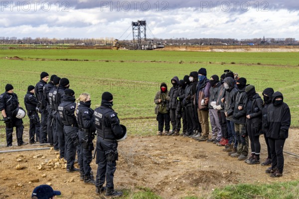 Start of the eviction of the hamlet Lützerath at the lignite mine Garzweiler 2, activists try to obstruct the preparation for the upcoming eviction of the site, which is occupied by climate protection activists, the energy company RWE prepares the construction of work roads, protected by the police, North Rhine-Westphalia, Germany, Europe