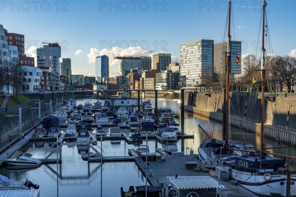 Media Harbour, Düsseldorf, old and modern architecture in the former harbour, a mixture of offices, companies, hotels, restaurants, trendy district, nightlife district, galleries, marina, Düsseldorf, Rhineland, North Rhine-Westphalia, Germany, Europe