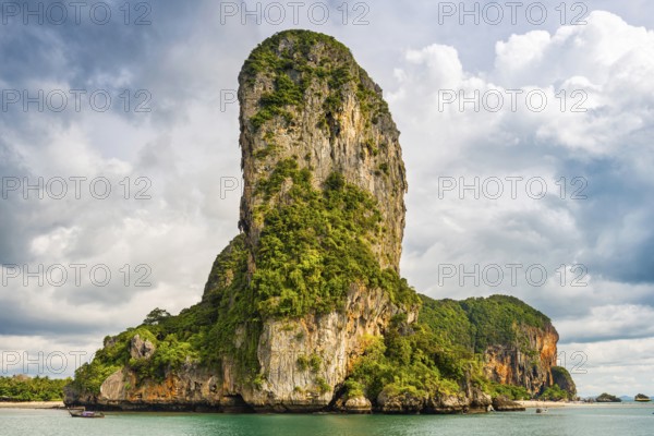 Island landscape near Krabi, stormy sky, thunderstorm, cloudy, weather, sky, storm clouds, nature, force of nature, sea, ocean, island, seascape, travel, tourism, seascape, climate, climate change, horizon, tropical, monsoon, season, season, holiday, chalk cliffs, exotic, bay, bay of the sea, rock, rocky, sandstone cliffs, coast, coastal landscape, landscape, nature, natural landscape, Siam, paradise, holiday paradise, seascape, Railay beach, Phuket, Thailand, Asia