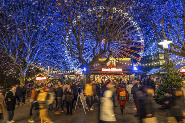 Pre-Christmas season, people, shoppers, visitors to the Christmas market in Essen city centre, Ferris wheel on Burgplatz, Kettwiger Straße, Christmas lights, Essener Lichtwochen, North Rhine-Westphalia, Germany, Europe