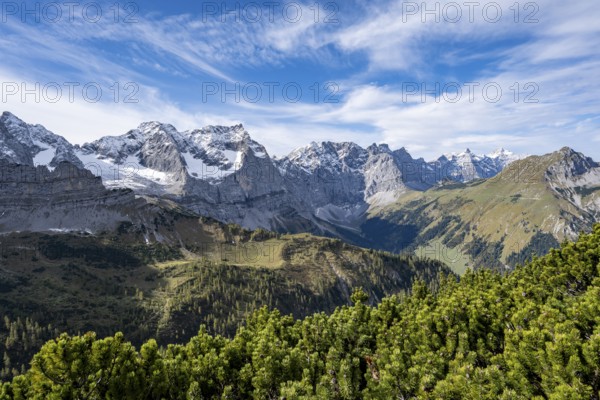 Mountain panorama with steep rocky peaks, view of Laliderspitze, Dreizinkenspitze and Spritzkarspitze peaks, Hahnkampl peak, Engtal, Karwendel, Tyrol, Austria, Europe