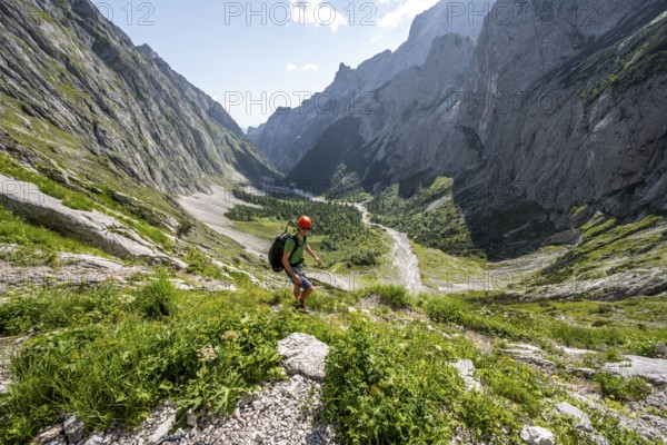 Mountaineers on a hiking trail, mountain landscape in the Höllental, rocky mountain peaks, Höllental, Bavaria, Germany, Europe