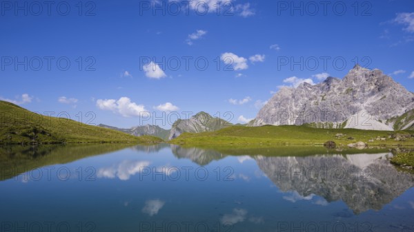 Eissee, Oytal, behind it Großer Wilder, 2379m, Hochvogel- and Rosszahngruppe, Allgaeuer Alpen, Allgaeu, Bavaria, Germany, Europe