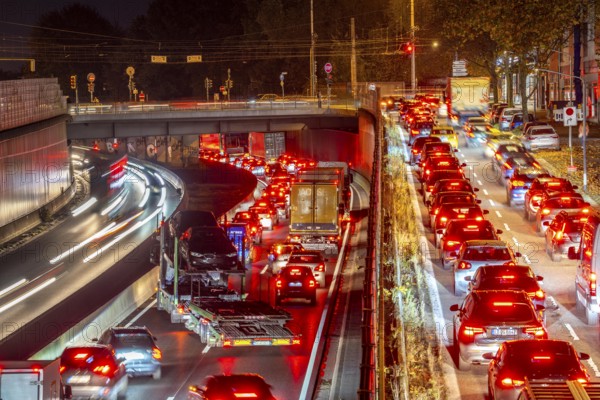 Evening traffic, partly with congestion, slow-moving traffic on the A40 motorway, traffic jam heading east, after a serious traffic accident, with full closure of the directional lanes, road users try to avoid via inner-city roads, exit Essen-Huttrop, North Rhine-Westphalia, Germany, Europe