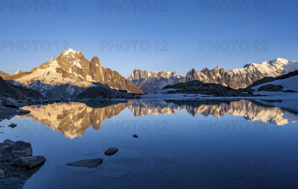 Evening mood, mountain landscape at sunset, alpenglow, water reflection in Lac Blanc, mountain peak, Aiguille Verte, Grandes Jorasses, Aiguille du Moine, Mont Blanc, Mont Blanc massif, Chamonix-Mont-Blanc, Haute-Savoie, France, Europe