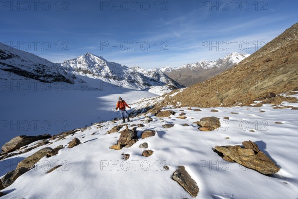 Mountaineer on a hiking trail with snow, descent from Ramoljoch at Spiegelferner, autumnal mountain landscape, mountain panorama, Ötztal Alps, Tyrol, Austria, Europe