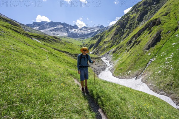 Mountaineer on hiking trail in Dabertal, Lasörling Höhenweg, Lasörling Group, Hohe Tauern National Park, East Tyrol, Tyrol, Austria, Europe