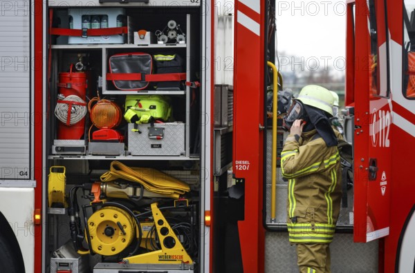 Duisburg, North Rhine-Westphalia, Germany, firefighting exercise, people are rescued from a burning flat. Firefighter returns to the fire engine after the operation. Press event: Federal Chancellor Olaf Scholz visits Fire Engine 530 of the Duisburg Volunteer Fire Brigade at Fire and Rescue Station 5 in Homberg. Together with a training unit of the professional fire brigade, the fire brigade school is also housed there, Europe