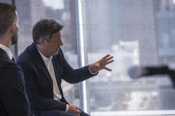 Trip by Robert Habeck, Federal Minister for Economic Affairs and Climate Protection, to the USA from 06-10 March 2024 Exchange with students from Columbia Business School in New York 08 March 2024