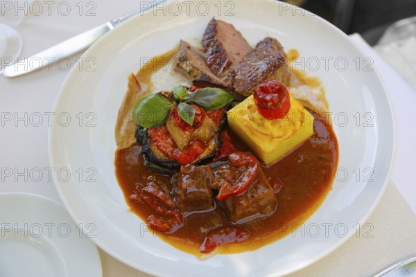 Restaurant Schloss Haigerloch, two kinds of beef, meat dish, potato gratin, sauce, brown sauce, goulash, fillet of beef, vegetables, aubergine, red peppers, fine cuisine, served on a plate, food, Haigerloch, Zollernalbkreis, Baden-Württemberg, Germany, Europe
